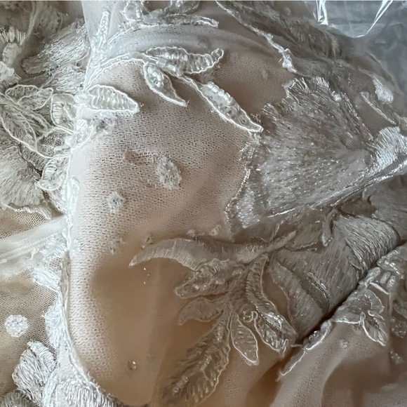 Berta Wedding Dress - 100% authentic - Picture 7 of 8